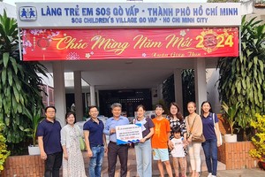 堤岸青商俱乐部捐赠必需品和善款给旧邑SOS儿童村。