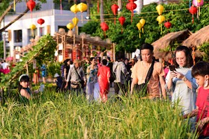 春花会的“花街”。