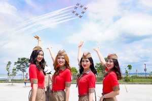 越捷乘务员在新加坡航空展亮相。