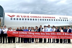 越中乘客乘商飞飞抵岘港机场后拍照留念。