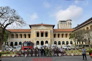 数百名公安战士维持法院秩序治安。