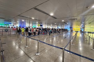 今天中午在机场安检区。