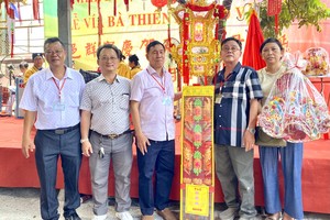 群宾会馆值理会主席曾文良（左三）将《一本万利》圣灯移交给刁中杰伉俪。