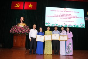 在学习与傚法胡志明思想、道德榜样取得出色成绩的集体代表。