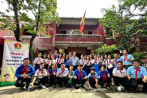 第十一郡少先队在庆云南院留影。