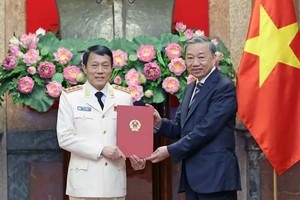 国家主席苏霖向梁三光上将颁授委任决定。