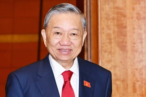 党政领导昨(3)日上午祝贺党中央总书记、国家主席苏林。