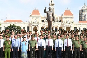 党政领导向胡志明主席敬献鲜花。