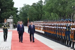 越南共产党中央总书记、国家主席苏林同中共中央总书记、国家主席习近平检阅三军仪仗队。图自越通社