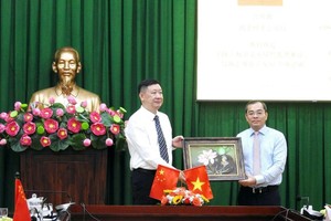 黎光道大校向上海公安局代表赠送纪念品。