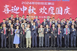 中国驻本市总领馆总领事与商会及嘉宾合照。