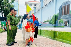 在阮友景街上的巴亭广场微型壁画。