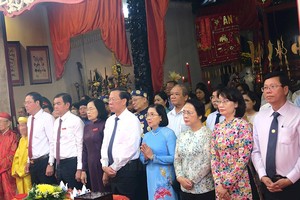 代表们出席祭礼仪式。