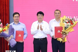 梁强同志向苏恩稣中将和陈登琼大校颁授决定。