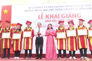 市委书记阮文年出席黎鸿峰高校开学典礼。