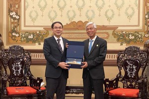 市人委会副主席武文欢向广东省广州市副市长赖志鸿赠送纪念品。