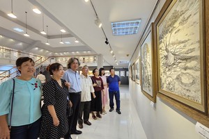 华人画家在欣赏作品。