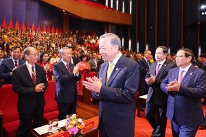 党中央总书记、国家主席苏林出席大会。