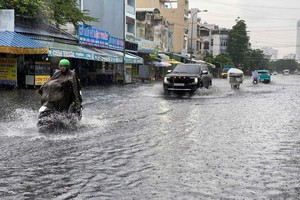 本市多条街雨后成泽国。