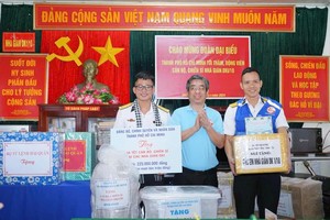 阮福禄同志向DK1/10瞭望台干部战士赠送礼品。