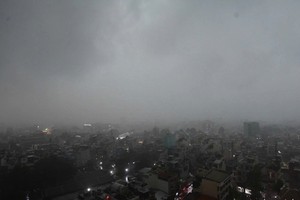 天空漆黑一片如同晚上。