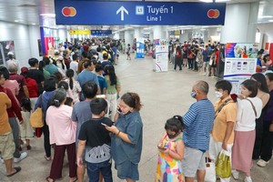 民众排队等待上车。