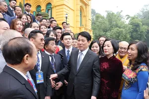 国家主席梁强亲切慰问侨胞。