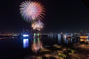 成千人在白腾码头公园观看烟花。