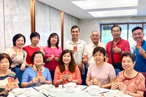 福中校友会向执委发送新年利是。