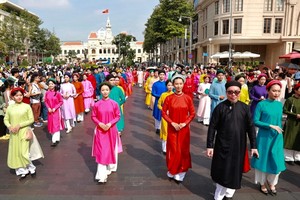 游行队伍从阮惠步行街出发。