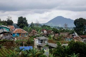 2022 年 11 月 22 日，印度尼西亚西爪哇省 Cianjur 发生地震现场。图自新华社