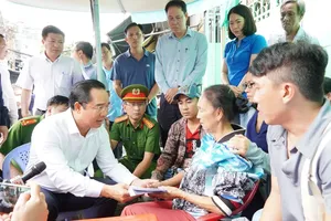 市人委会主席阮文得慰问遇难者家属。