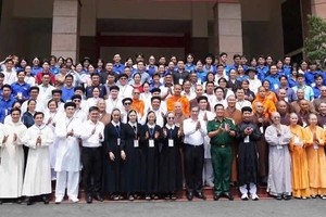 探望勉励越南祖国阵线游行队伍