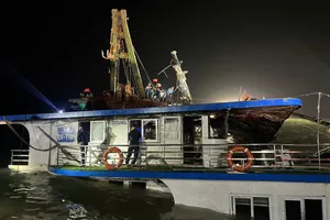 QN-7105船被打捞后，职能机关正集中搜寻仍被困船内的受害者。