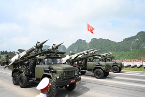  阮仲义部长与各部、部门领导出席第三次综合训练。 