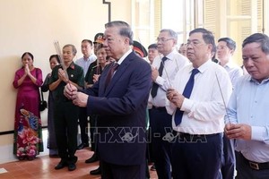 苏林总书记和各位代表上香缅怀胡志明主席。