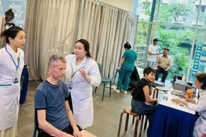 国际游客在胡志明市体验健康检查服务。