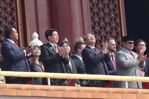 国家主席梁强（中）出席世界人民反法西斯战争胜利80周年纪念活动