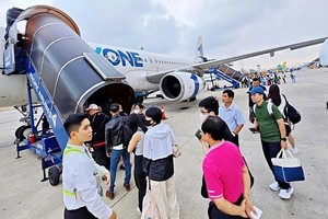 各家航空公司表示将继续分批开售机票，以满足旅客出行需求。 