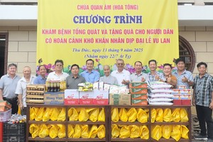 本市观音寺住持释女法平尼师（中）与诸位华人热心人士合作