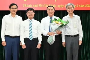 黎黄海同志接收鲜花与祝贺。