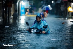 现场直击：河内市民艰难“游”在街头