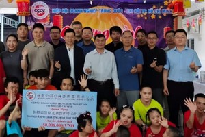 爱心团在旧邑儿童养育辅助中心留影。