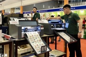 企业在展会上展示先进产品和技术解决方案。（图源：越通社）