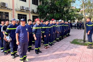 河内市公安厅消防与救援警察科调动力量参与中嘉乡洪灾善后工作。