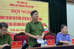 河内市公安厅副厅长杨德海主持新闻发布会。