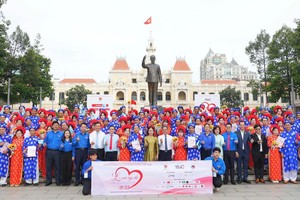 胡志明市50对新人在集体婚礼上绽放幸福光彩