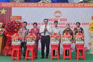 堤岸坊关照贫困户。