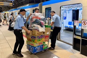 11月21日晚上10时，胡志明市人民满怀情义的物资送往中部同胞。