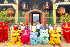 中国暨南大学华文学院代表团参访穗城会馆